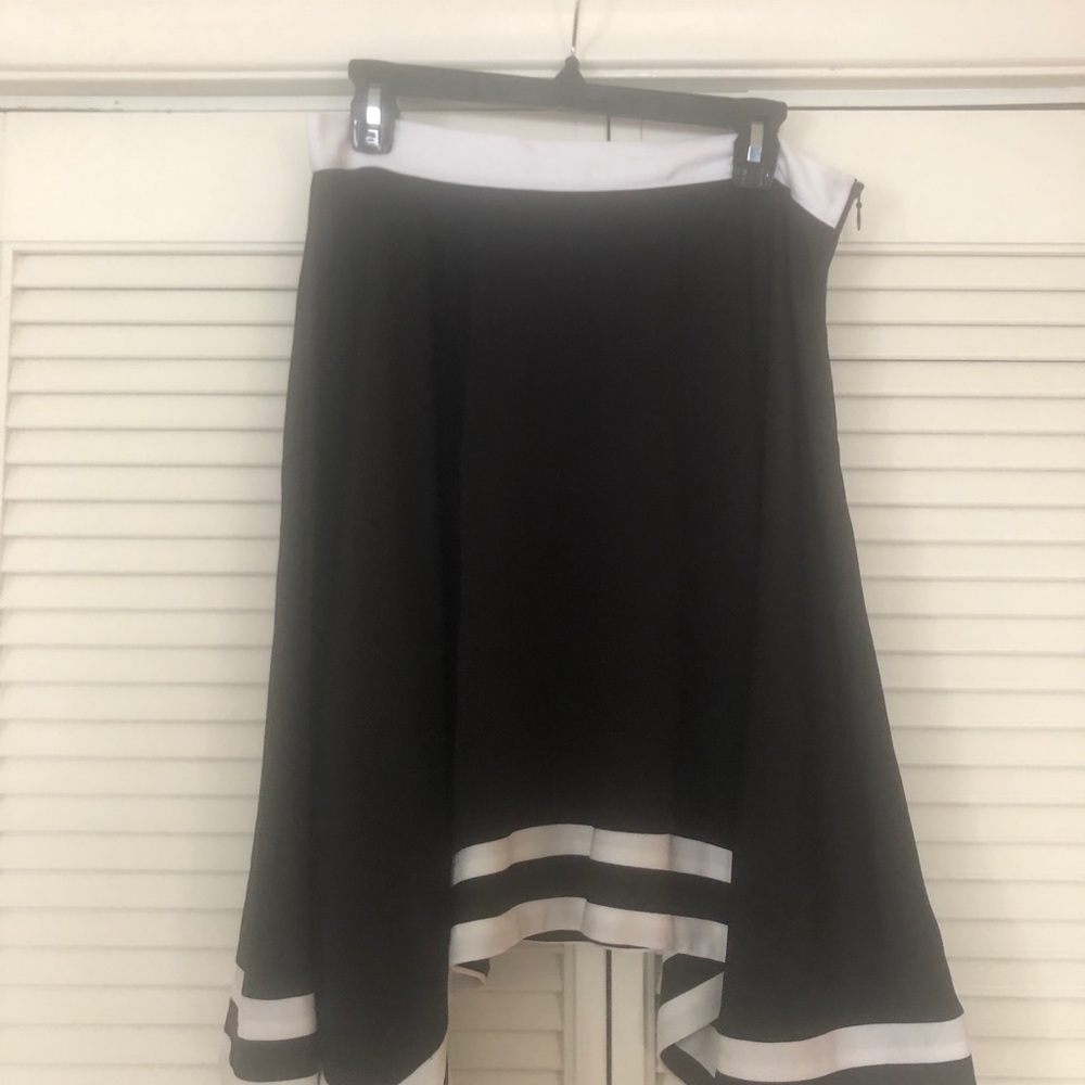 H & M Skirt  NWT size Med Black and white